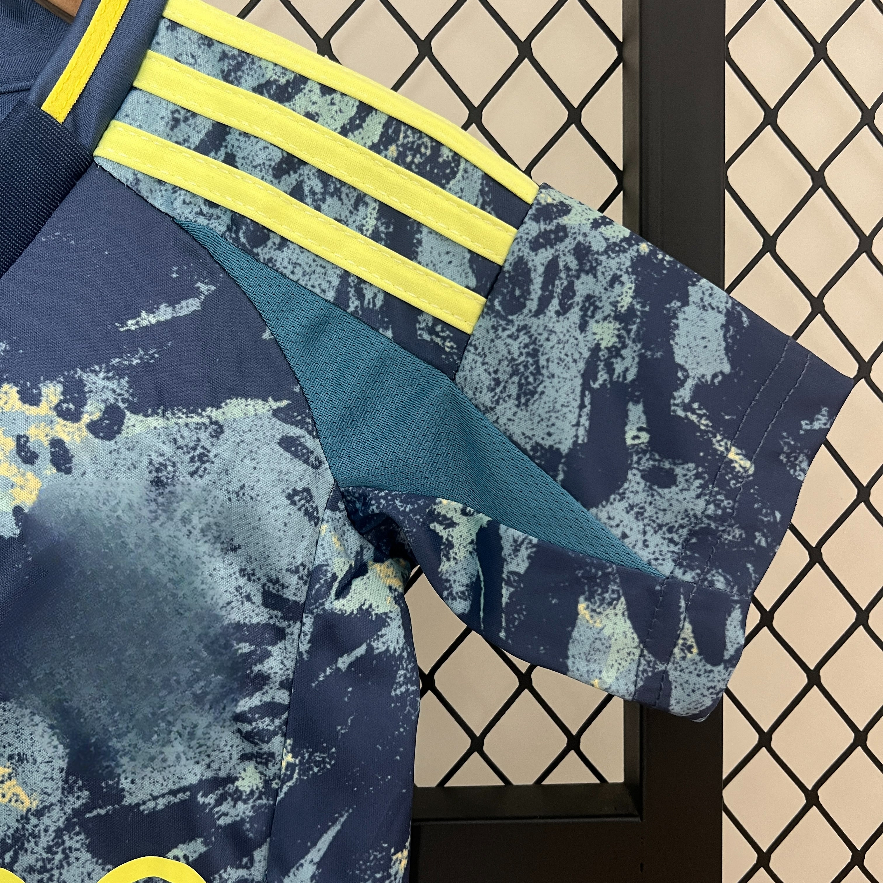 Ajax 24-25 Away Children’s Kit Parche Especial