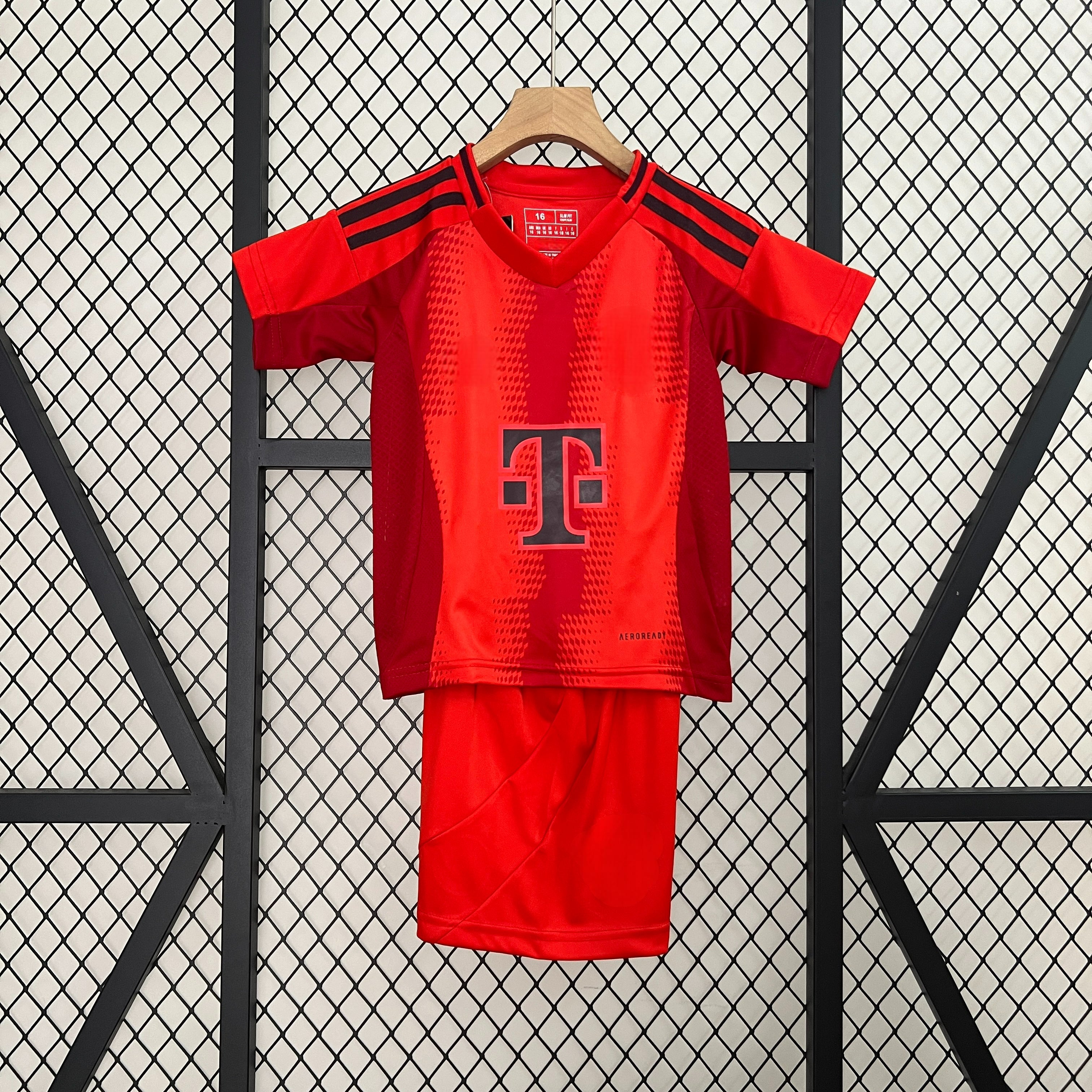 Bayern Munich 24-25 Home Children’s Kit Parche Especial