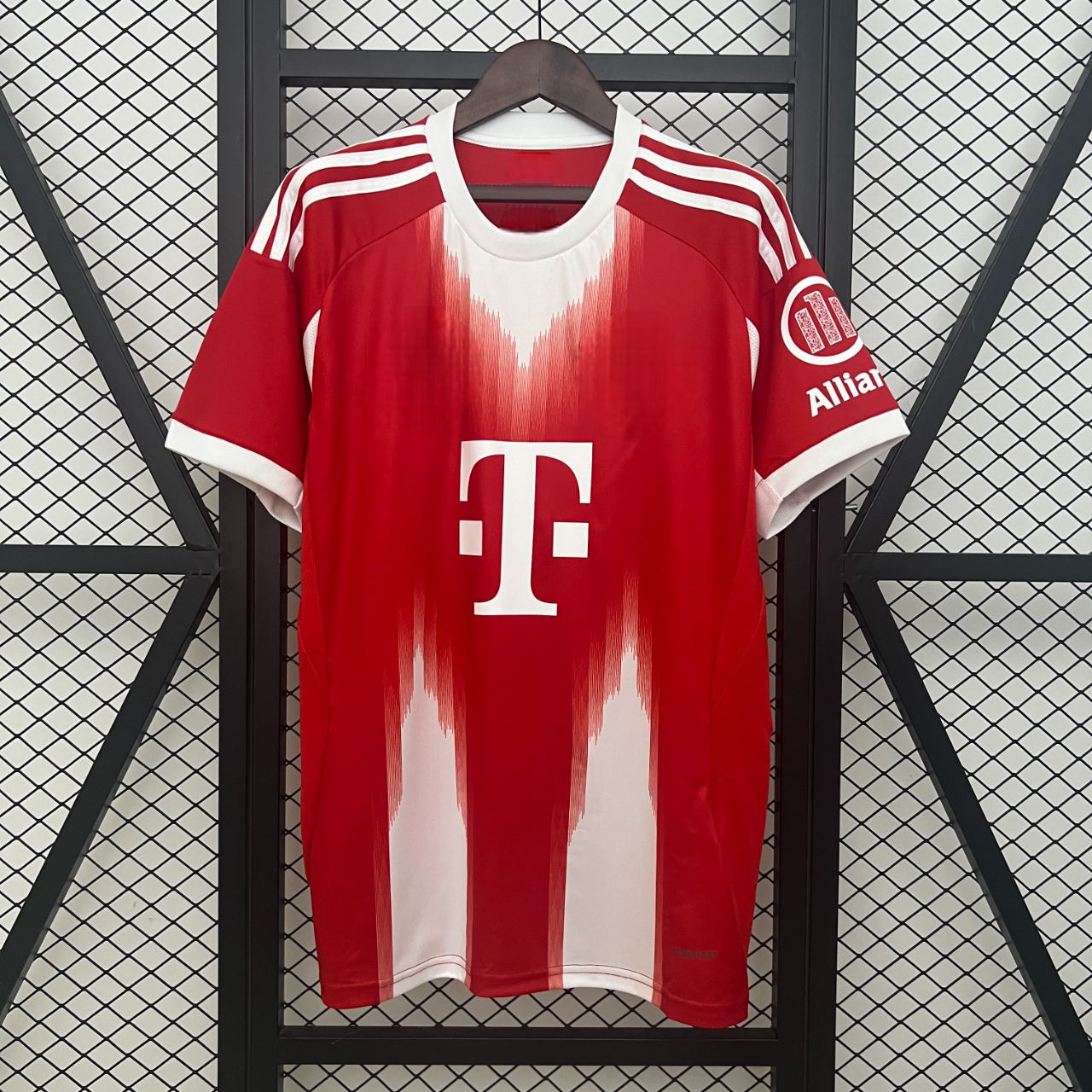 Camisola Bayern de Munique 25-26, Principal